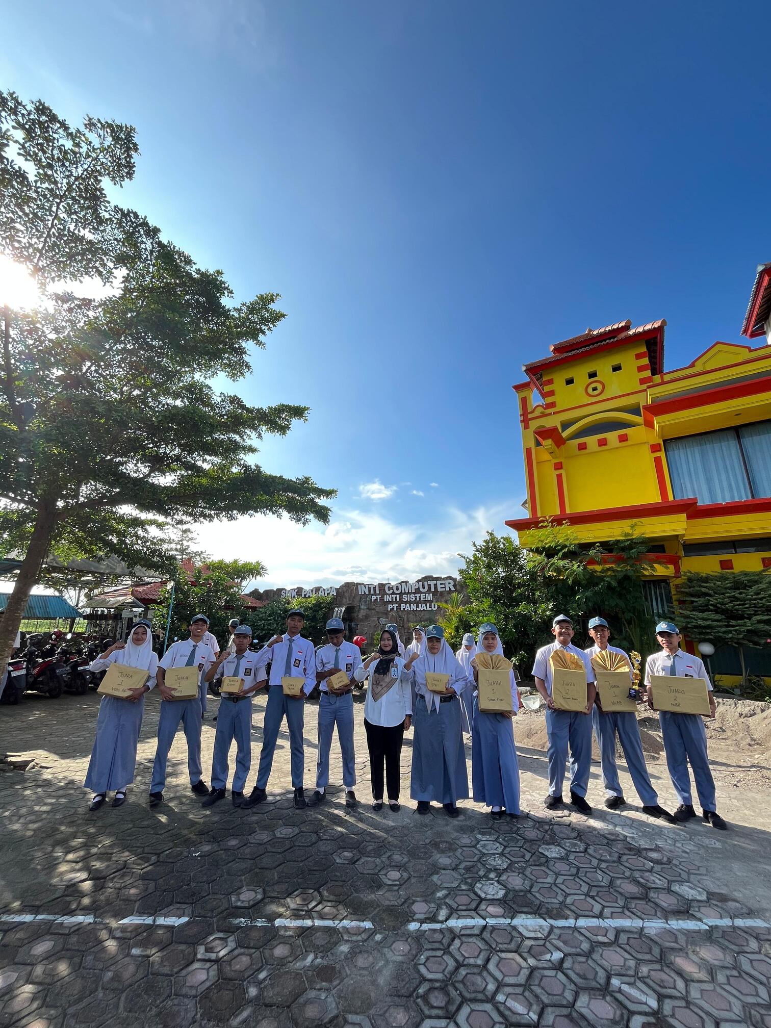 Penyerahan Hadiah Kegiatan Class Meeting 2024